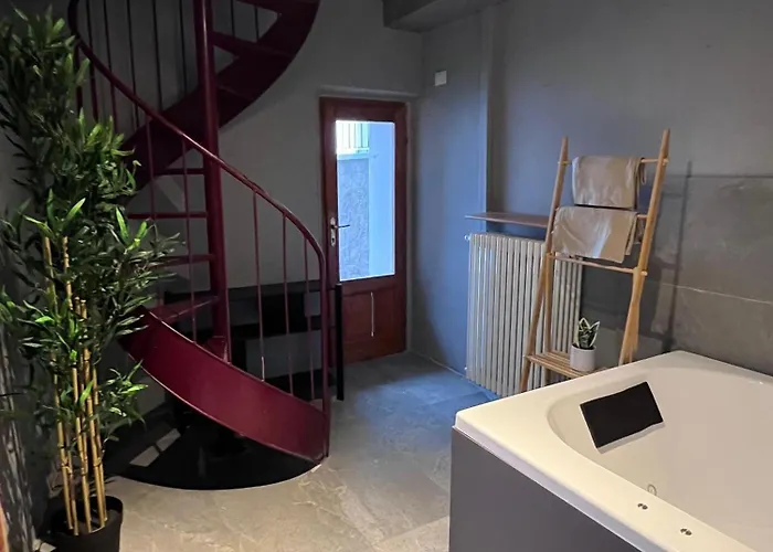 Como, Jacuzzi And Private Pool بيت للعطل بْليفيو