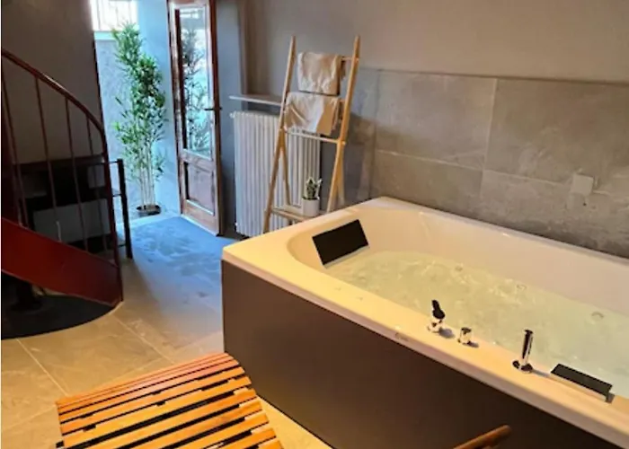 بيت للعطل Como, Jacuzzi And Private Pool بْليفيو